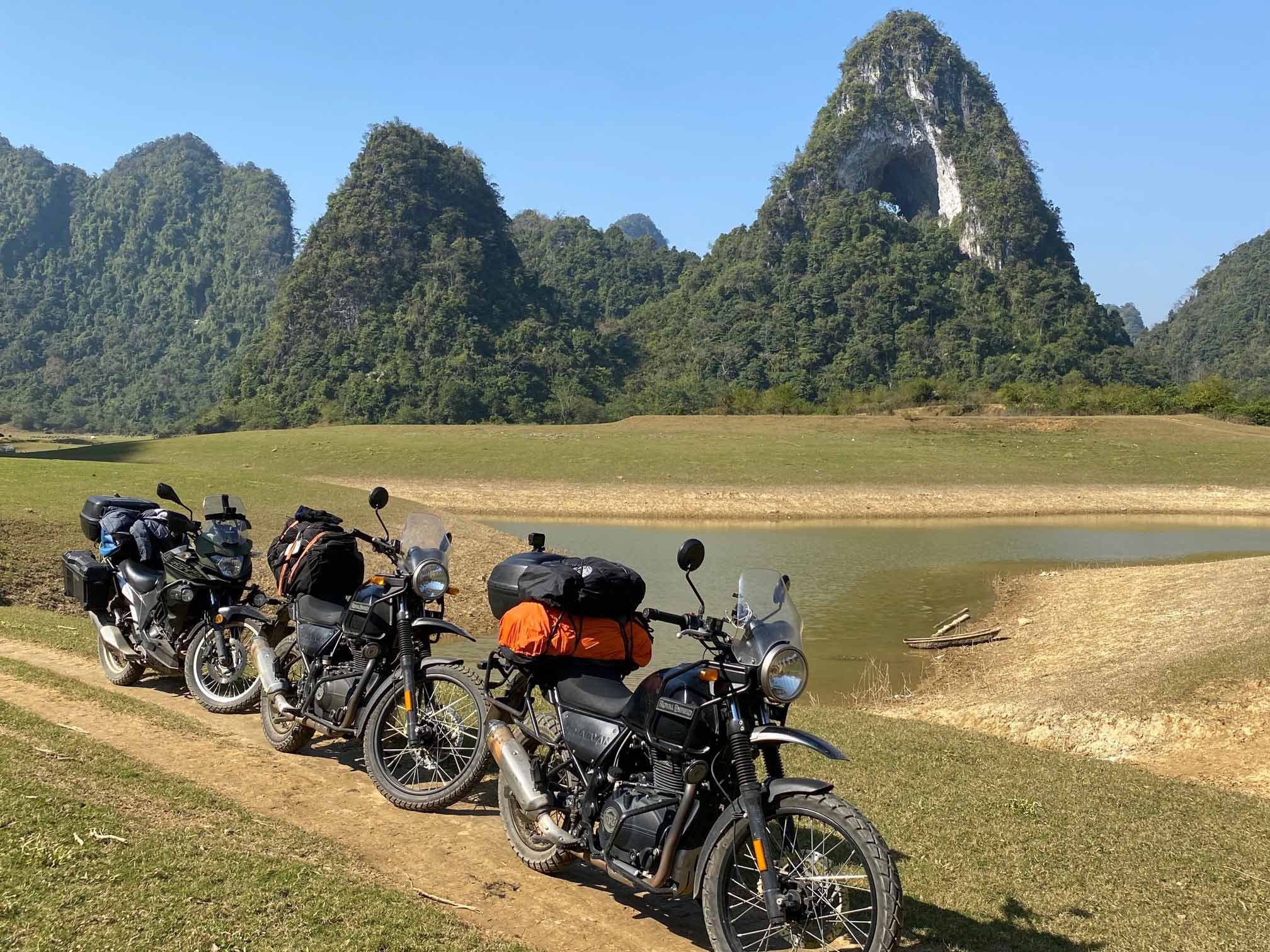 Fahrt mit dem Motorrad durch grüne Wälder in Thailand