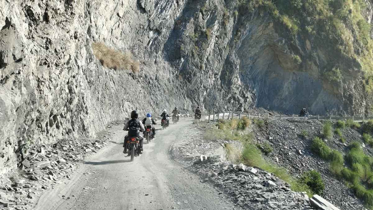 Road to the hot springs of Tatapani
